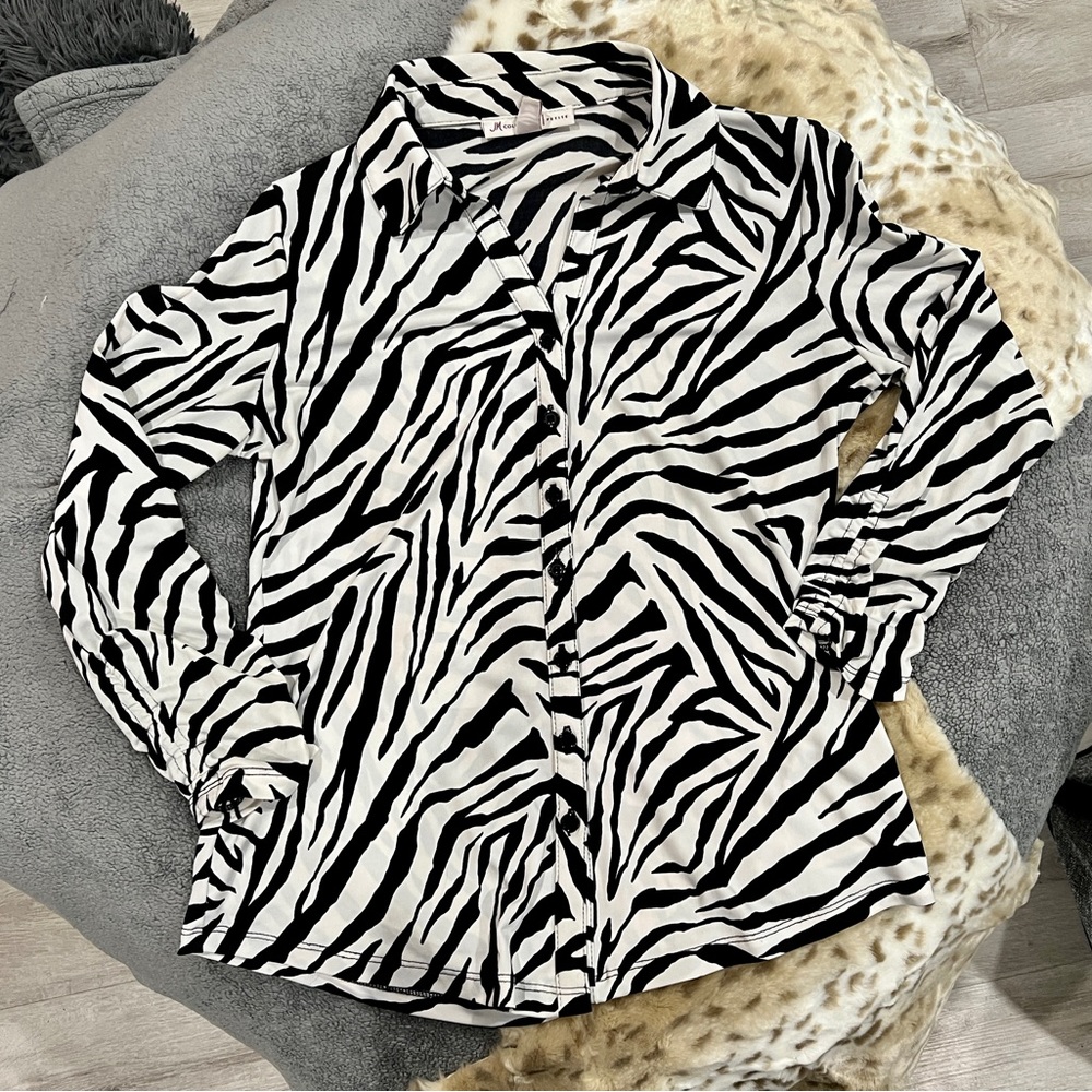 JM Collection Women’s Black & White Zebra Stripe Long Sleeve Button Up Blouse!